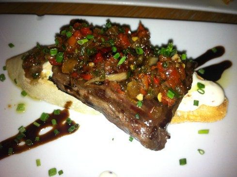 Makkila - Pincho de entraña de ternera con chimichurri de pimientos