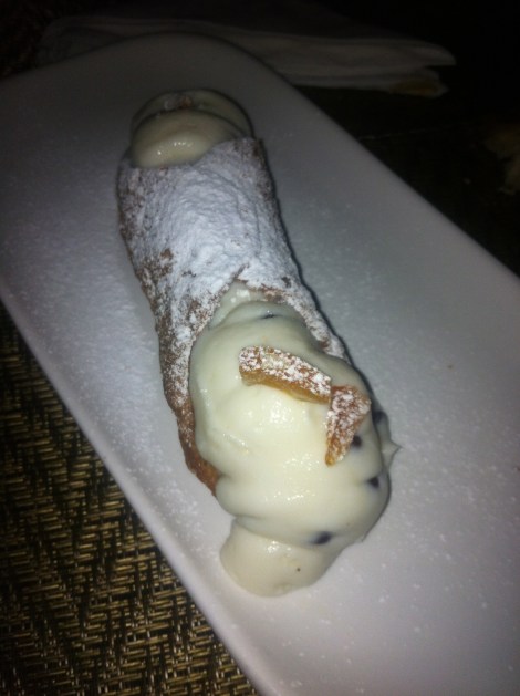 Mercato Ballaró - Canutillo de galleta crujiente relleno de crema de ricotta dulce con pepitas de chocolate