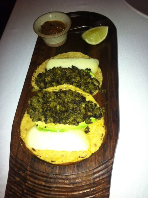 Punto MX - Tacos de chorizo verde con aguacate y queso San Simón