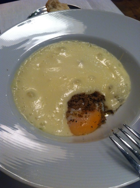 Edulis - Huevo escalfado con espuma de patata y trufa