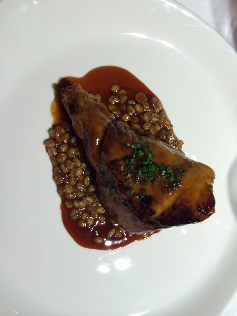 Alabaster - Jarrete de cordero con guiso de trigo, morcilla y salsifí